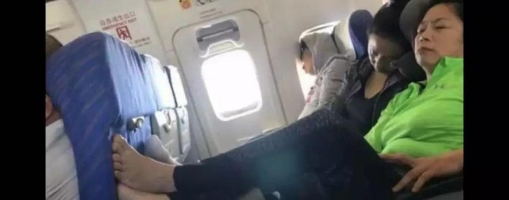 胖大妈乘飞机赤脚架到前排肩膀上,自称“芭蕾舞演员”脚受伤