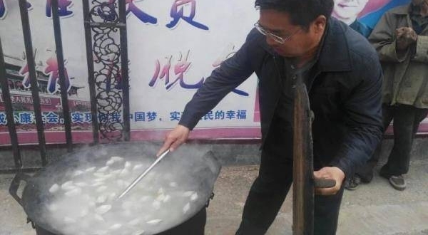 河南三门峡:市委政法委开展扶贫日走访慰问活动