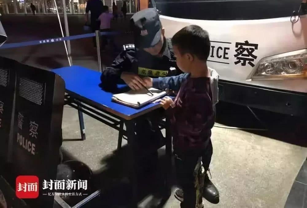 小朋友拾捡毛钱,交警认真伏案记录:不妨多一点仪式感