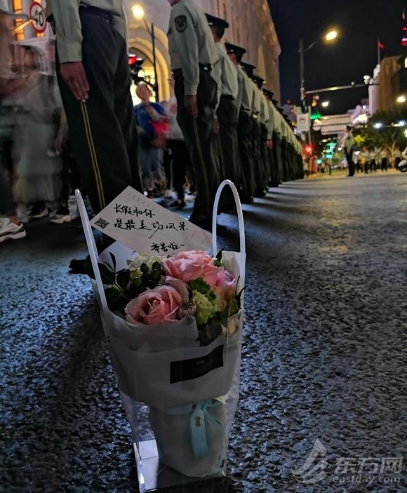 上海武警用身体组成“人墙” 保障车辆人流有序通行