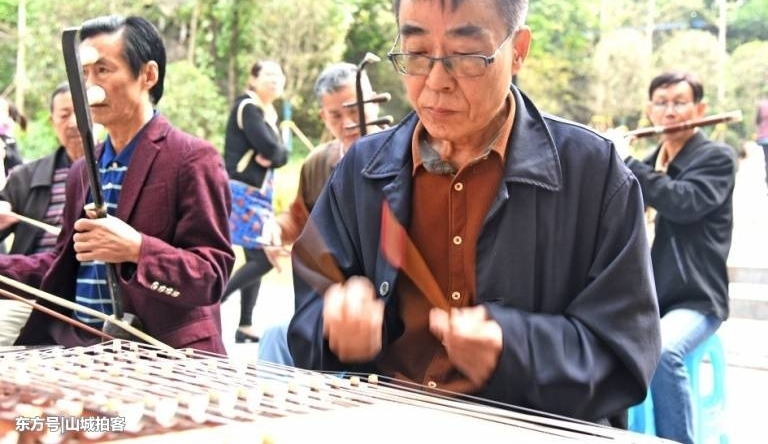 听花甲老人合奏天籁之音 25名居民自发组成的民乐队