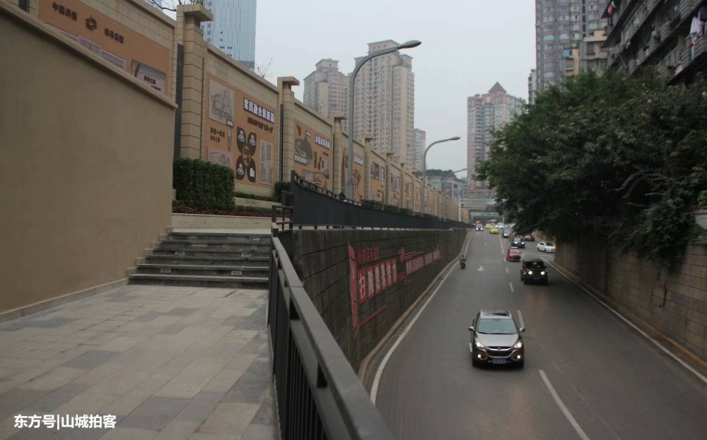 重庆街头现文化长廊 7米高、300米长十分壮观