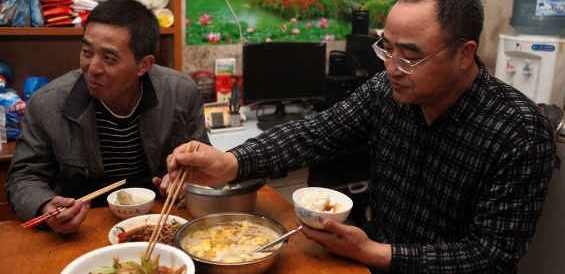 朋友请客吃饭,千万不要干这3件事,否则连朋友都没得做!