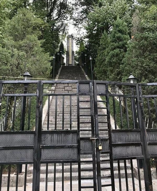 奇怪!恩施一烈士陵园长期铁将军把门,都闹到纪委去了~