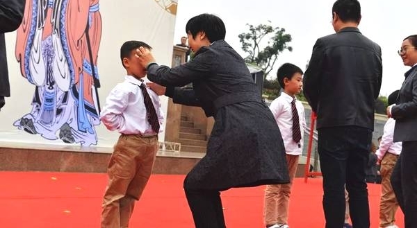 ̫���ʣ��˱�����ѧУ�����������ޡ�������С���ӣ����д�ͳ�Ļ���