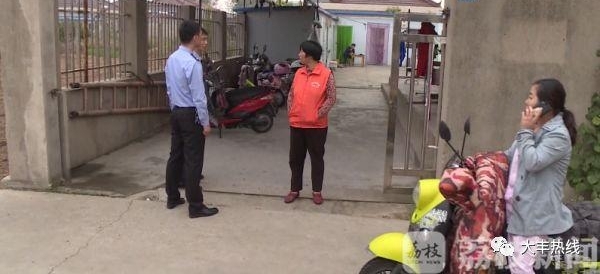 盐城警方捣毁赌窝 现场缴获刀具枪支
