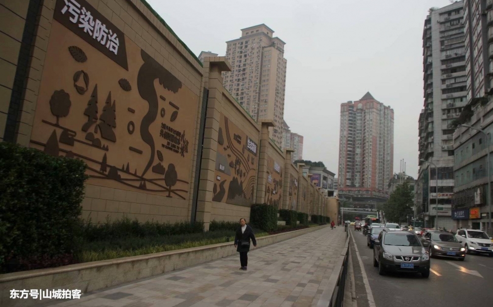 重庆街头现文化长廊 7米高、300米长十分壮观
