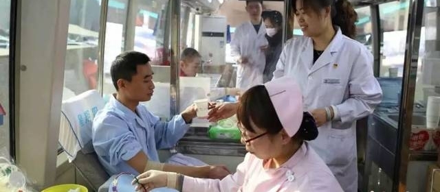 采血车护士街边救人:向我们求助,这是对我们的信任!