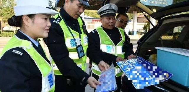 运城一男子在车里竟藏枪支和管制刀具,被警察当场抓获!
