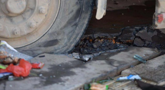 水泥罐车撞上公交后冲进路边商店 造成十余人受伤