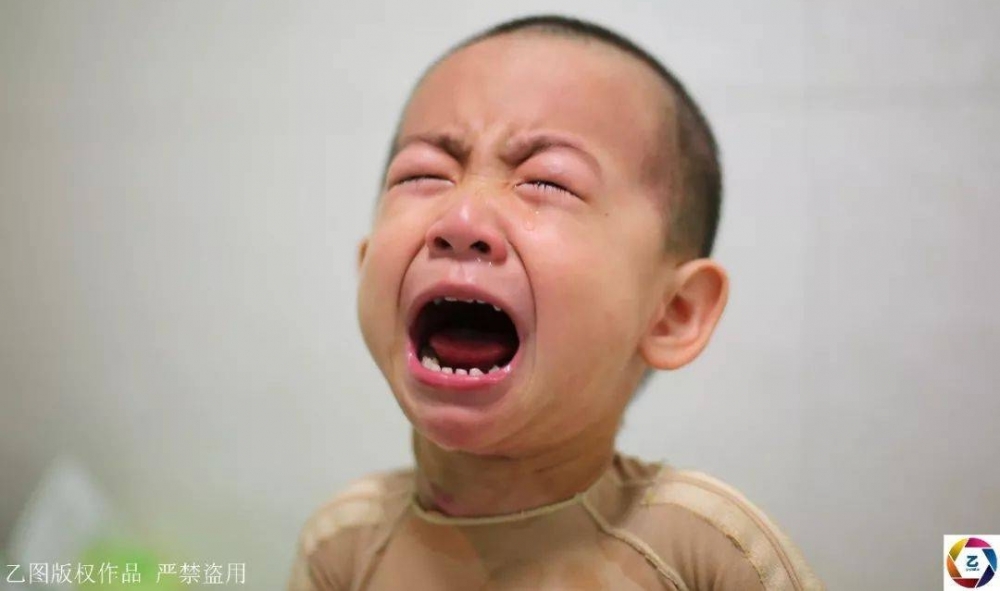 女子信习俗,坐月子泡药水澡,刚转身2岁女儿就跌进开水盆,崩溃