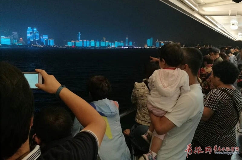 太火爆!青岛海上观光“受宠” 夜游“一票难求”