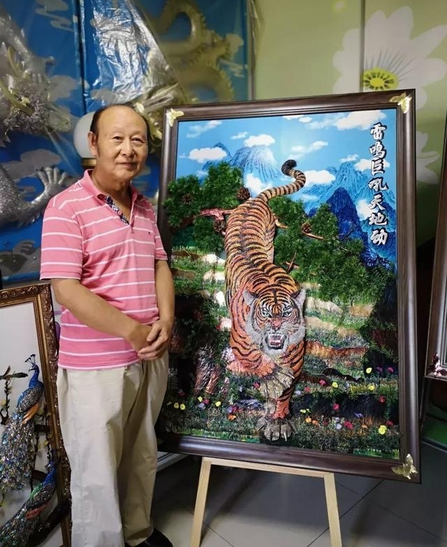 佩服!从垃圾站“剪”到宝,5万个易拉罐经他手个个成了艺术品