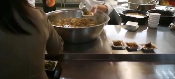 真壕!校庆一周食堂大叔捞千斤鱼给师生免费加餐