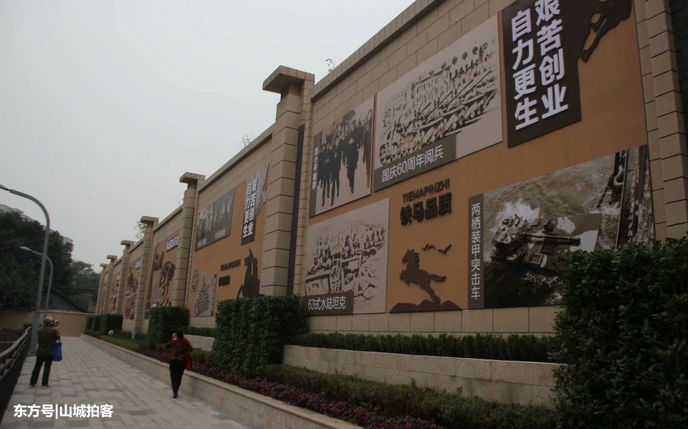 重庆街头现文化长廊 7米高、300米长十分壮观