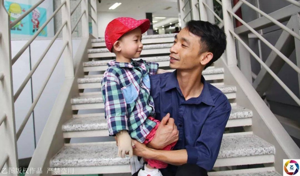 女子信习俗,坐月子泡药水澡,刚转身2岁女儿就跌进开水盆,崩溃