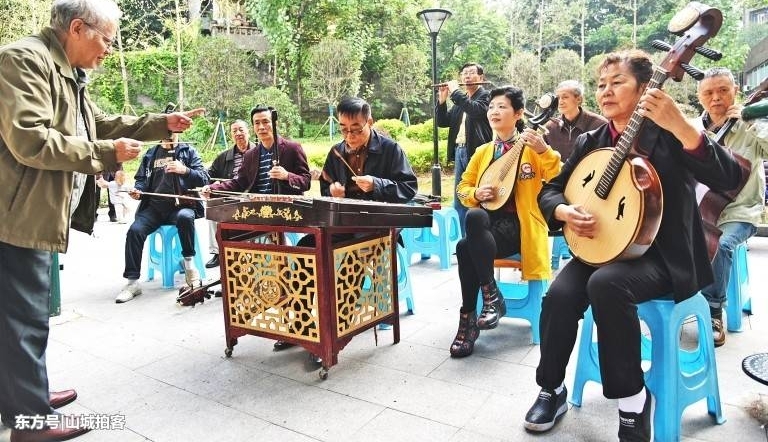 听花甲老人合奏天籁之音 25名居民自发组成的民乐队