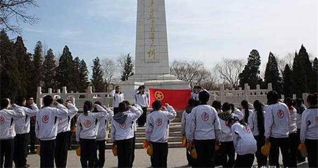 12��Ů����Ⱥ�г���������ĸ裬����������Ҫ����ʽ���忪ʼ