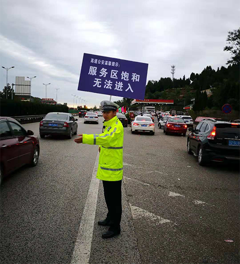 点赞!民警充当“人体导向牌” 车流中疏导交通