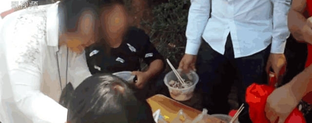 �����һ��5���˸�����Ұ�ͣ�����˵С�����ˣ��������ڳԷ�