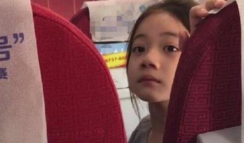 “飞机萝莉”走红,上演现实版实力坑爹,网友:这样真的好吗?