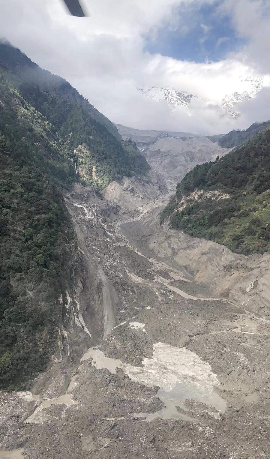 西藏山体滑坡致雅鲁藏布江断流形成堰塞湖 墨脱进入紧急状态