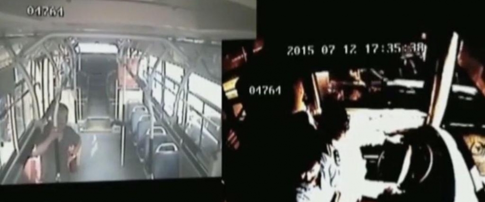 歹徒持刀挟持公交车女司机 不料车上有一位特殊乘客