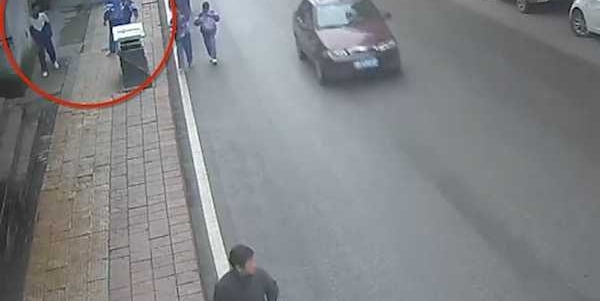 ѧ���ؽ���Ϸ׷�� ͻȻ����·���뱻��ײ��