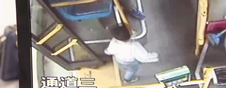 2岁宝宝嘴叼奶瓶出走 公交上自来熟认了“兄弟”