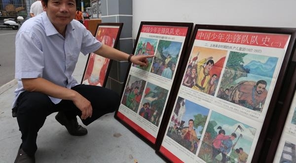 萍乡:萍乡有个“红领巾”收藏达人 收有藏品300余件
