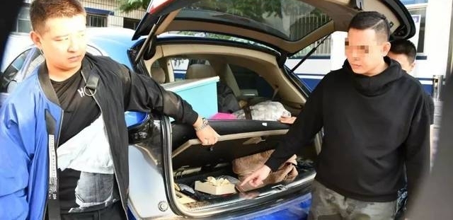 运城一男子在车里竟藏枪支和管制刀具,被警察当场抓获!