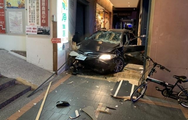 �γ�ʧ�س�����¥ 3���ﳵ�˱�ײ��Σ