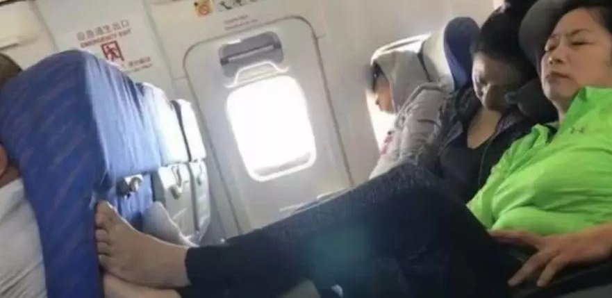 胖大妈乘飞机赤脚架到前排肩膀上,自称“芭蕾舞演员”脚受伤