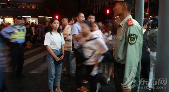 上海武警用身体组成“人墙” 保障车辆人流有序通行
