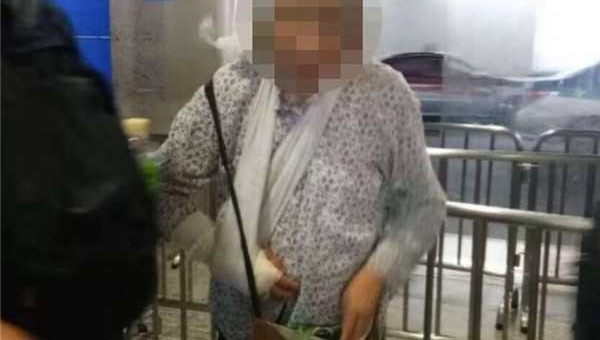 家底优越的“乞讨老太”歇业? 儿子:关起来了