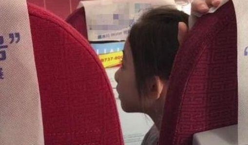 “飞机萝莉”走红,上演现实版实力坑爹,网友:这样真的好吗?