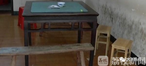 盐城警方捣毁赌窝 现场缴获刀具枪支