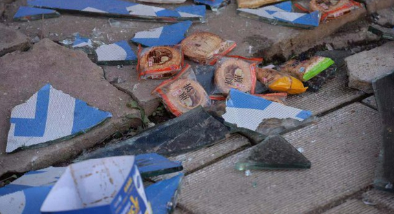 水泥罐车撞上公交后冲进路边商店 造成十余人受伤