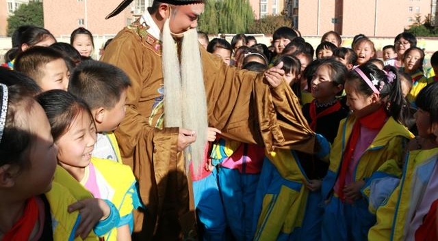 “戏曲进校园活动”走进东区小学