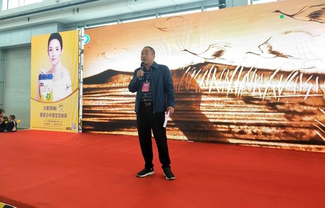飞鹤奶粉亮相信阳首届儿童博览会,爱心捐赠让人点赞
