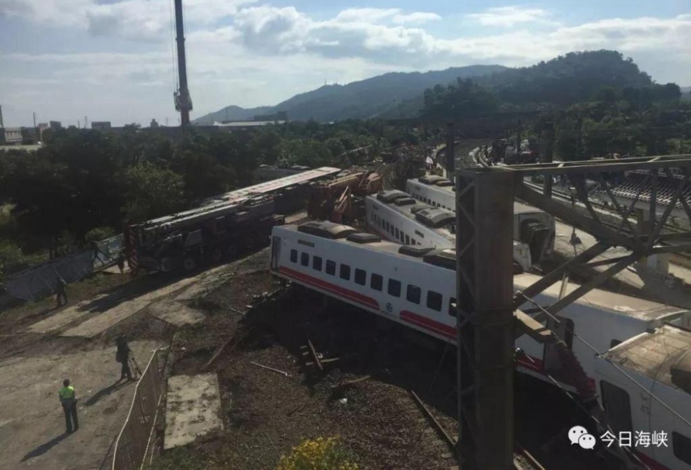 【海峡现场】记者直击台湾列车事故:重伤陆配手术中 另一陆配轻伤已回家