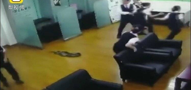 ���г��Ὺһ�룬2�״����ߴ���������ҵ�ŮԱ�����