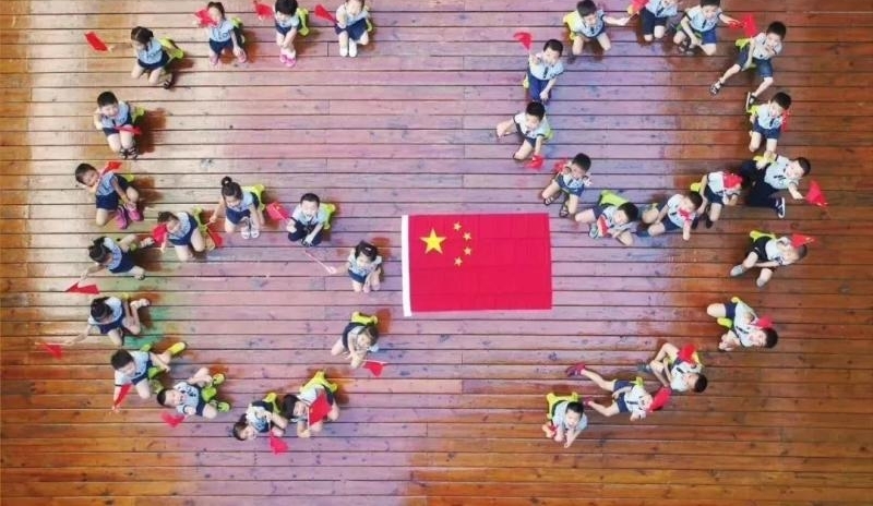 2018带着国旗去旅行!C位,都给五星红旗