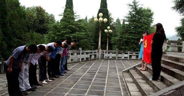 12��Ů����Ⱥ�г���������ĸ裬����������Ҫ����ʽ���忪ʼ