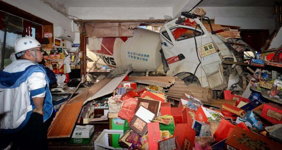 水泥罐车撞上公交后冲进路边商店 造成十余人受伤