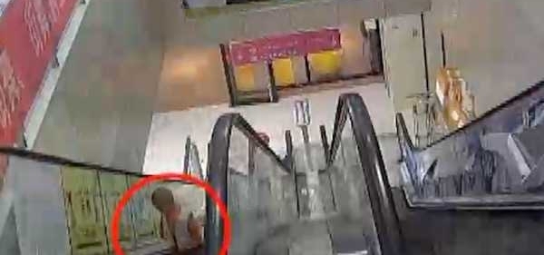 一岁幼童超市独自乘坐扶梯被“咬”臀部痛哭不止