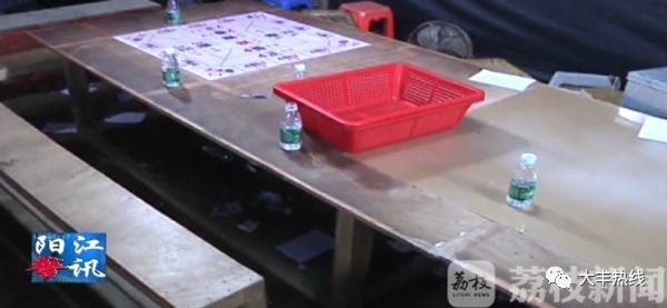 盐城警方捣毁赌窝 现场缴获刀具枪支