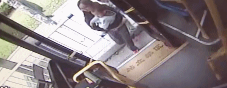 2岁宝宝嘴叼奶瓶出走 公交上自来熟认了“兄弟”