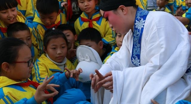 “戏曲进校园活动”走进东区小学