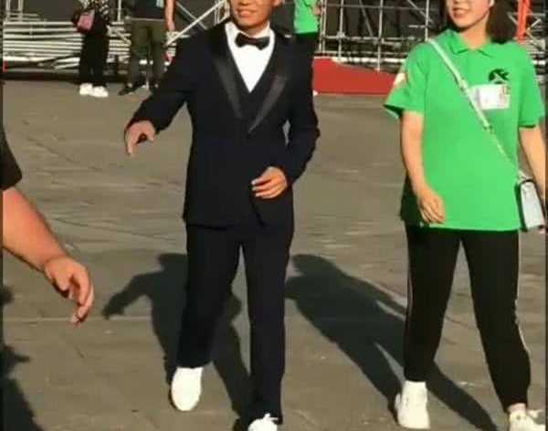 ����ǿ����ʩ���ֳ�������Ů��Ц�ݲ��ã�ȫ����ͬ��